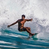 Surfez sur les vagues limpides de Guadeloupe dans une ambiance fun et décontractée.